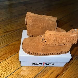 Back strap bootie brown Minnetonka